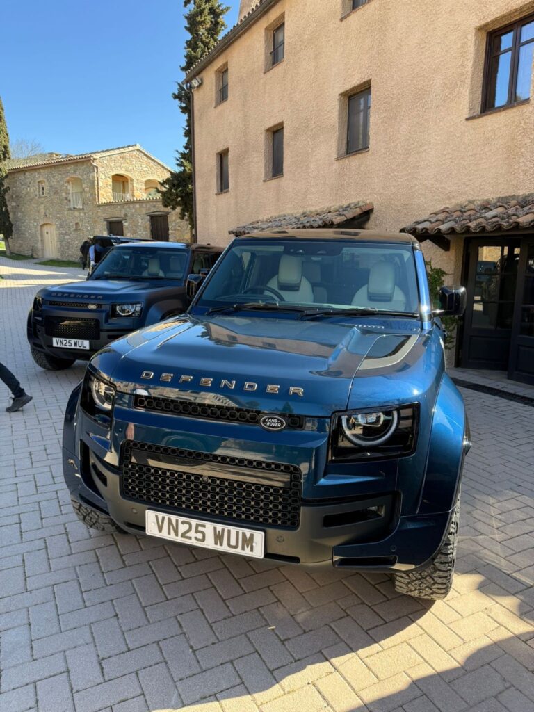 Land Rover Defender OCTA sur terrain technique en Espagne lors d’une expérience Neubauer