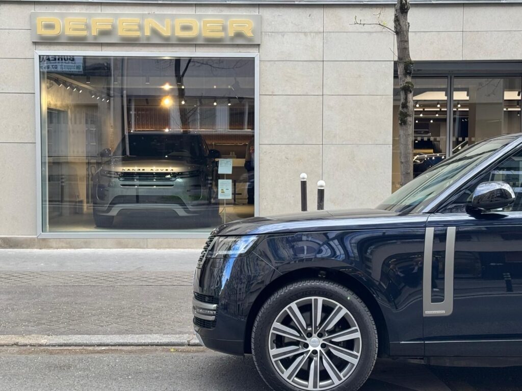 Land Rover Paris 16 NEUBAUER showroom Rue Michel-Ange expérience client premium