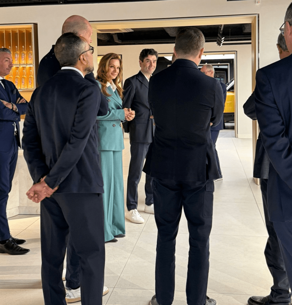 Leila Neubauer lors d’échanges stratégiques dans un environnement automobile premium