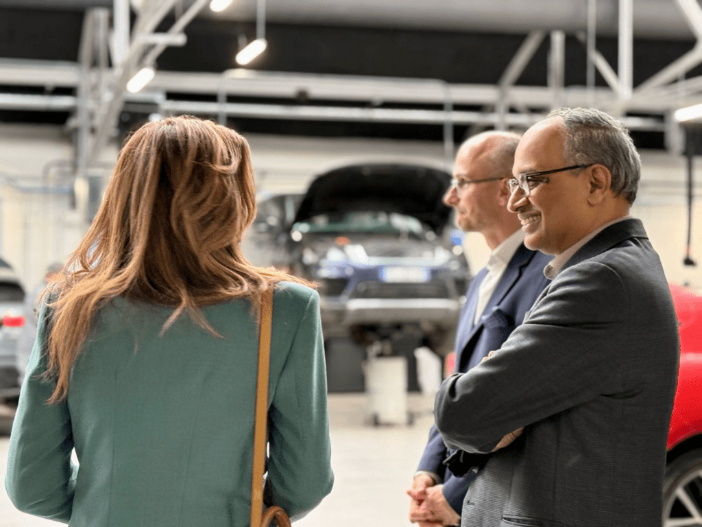 Neubauer Land Rover Paris stratégie Leila Neubauer