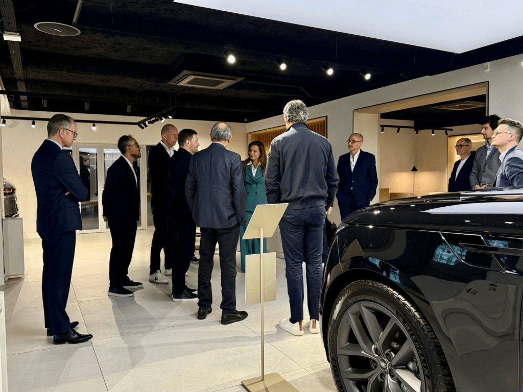 Visite officielle de Jaguar Land Rover dans un environnement automobile haut de gamme à Paris avec Leila Neubauer