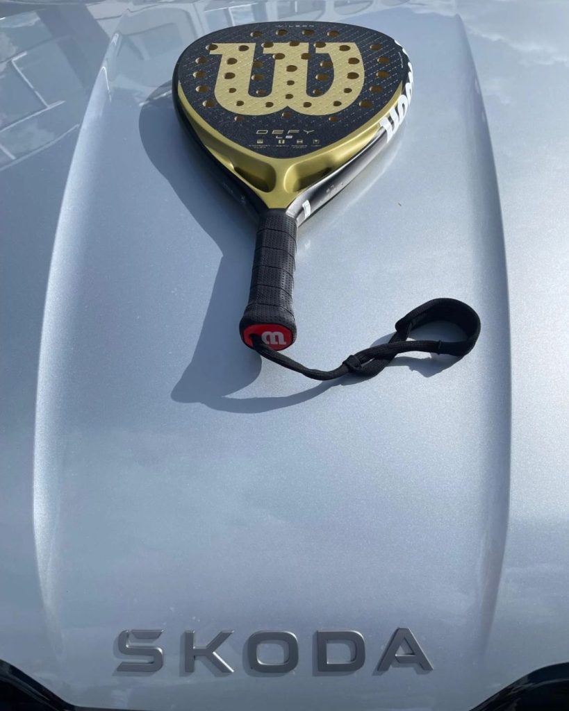 Exposition de la Škoda Elroq dans un événement automobile et sportif à Saint-Denis