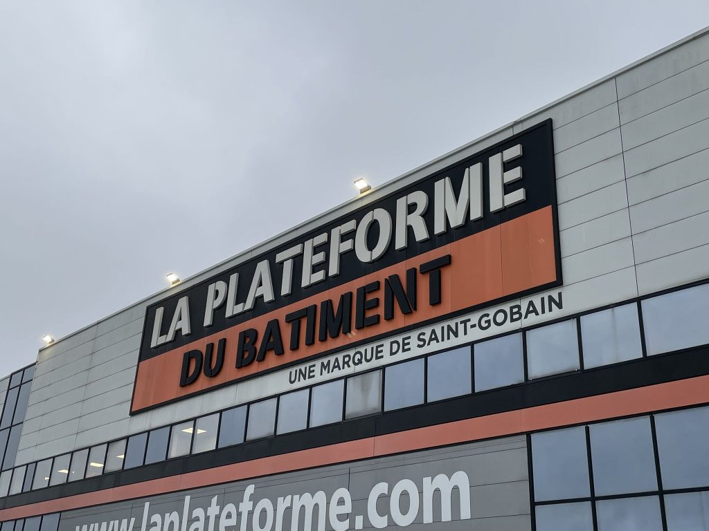Présentation de véhicules utilitaires pour professionnels lors de l’événement NEUBAUER à Villeneuve-la-Garenne