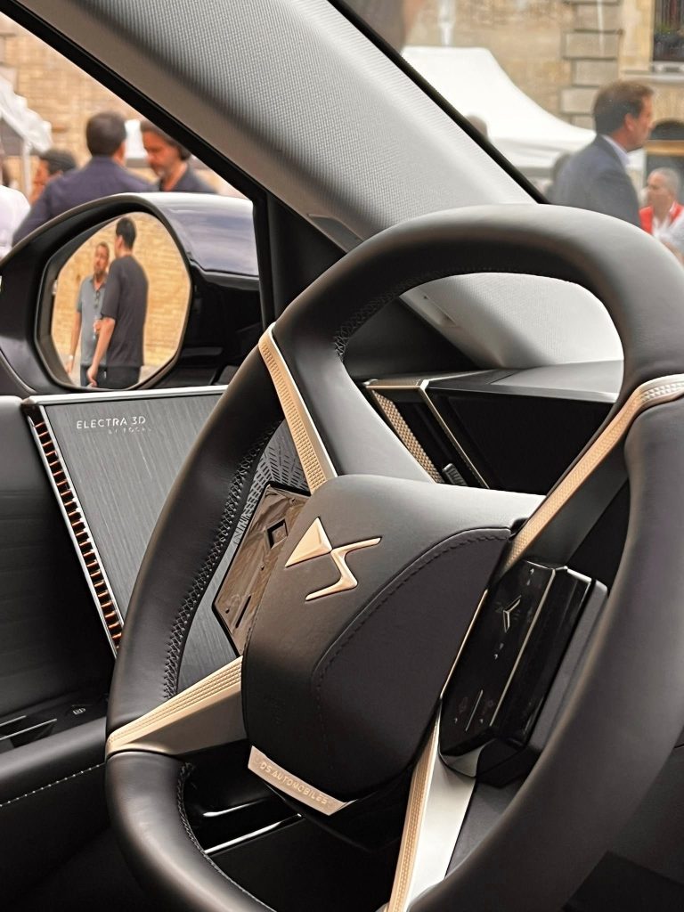 Clients découvrant le nouveau modèle DS Automobiles