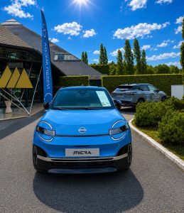Nouvelle Nissan Micra électrique exposée au Club Privé Les Pyramides