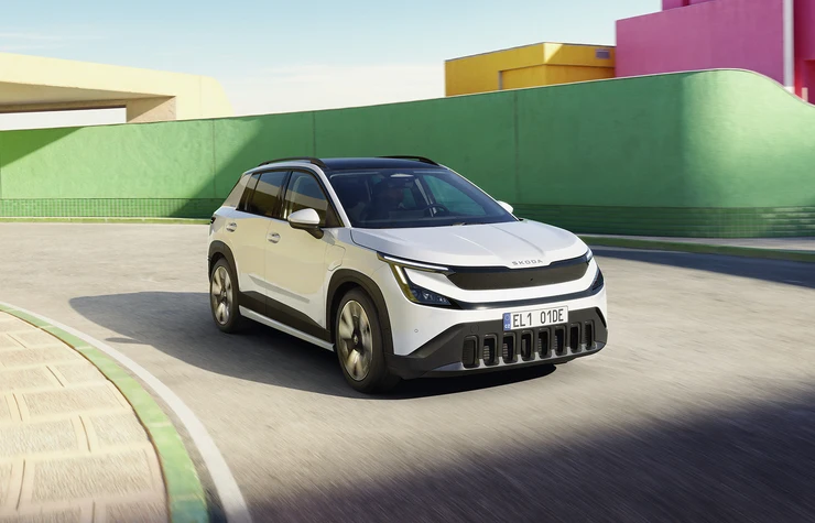 SUV électrique compact Škoda Epiq en environnement urbain moderne