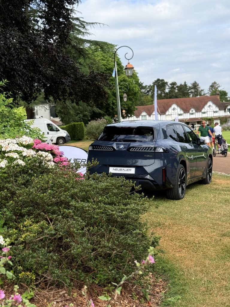 Clients et passionnés BMW réunis lors d’un événement golfique
