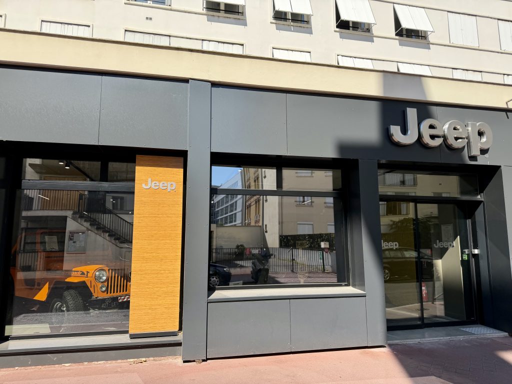Façade de la concession Jeep Neubauer située au 25 rue Paul Vaillant Couturier, 92300 Levallois-Perret.