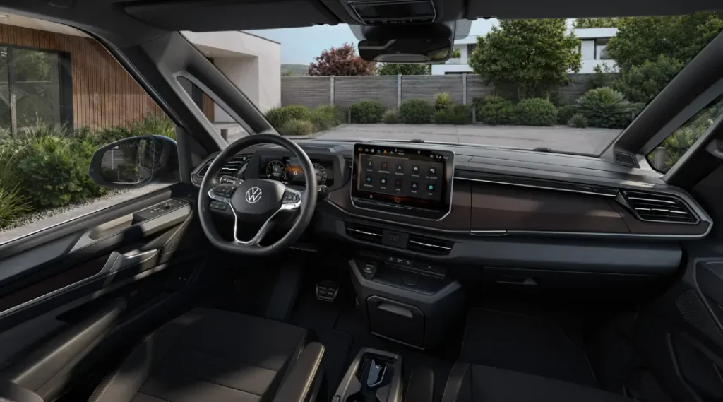 Intérieur connecté du Volkswagen Multivan avec écran numérique