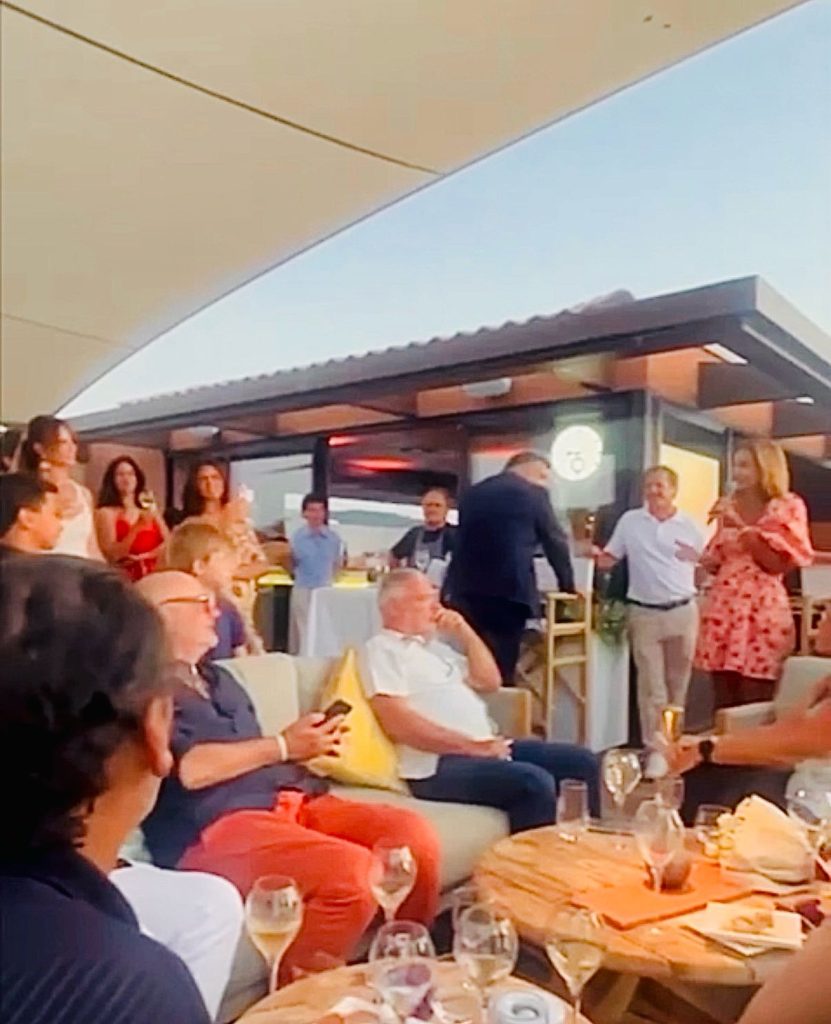 Familles et amis réunis à Saint-Tropez pour une soirée privée