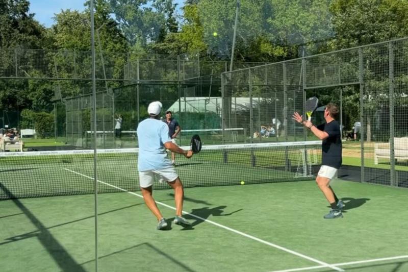 Joueurs de padel pendant un échange