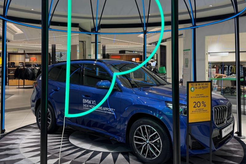 SUV premium BMW présenté lors de l’exposition à Parly 2