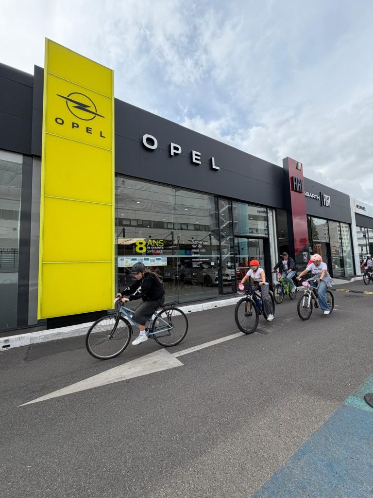 Vélotour Saint-Denis : Équipes Neubauer présentes au village départ
