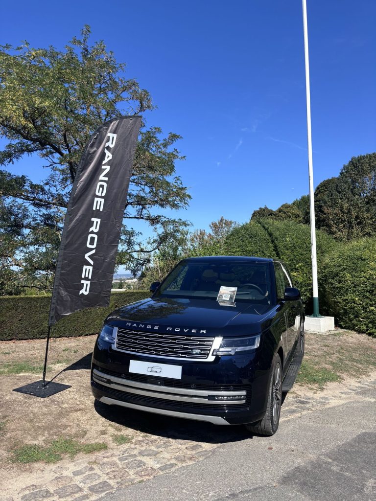 Véhicule Land Rover présenté lors du tournoi