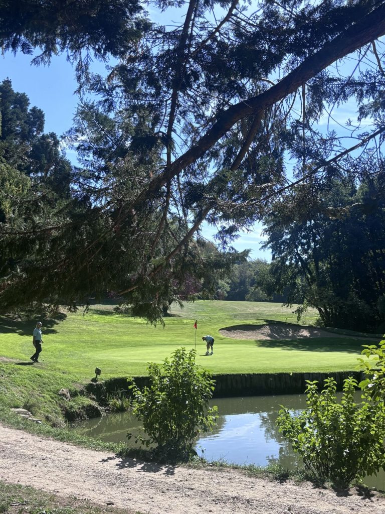 Land Rover sur le parcours de golf