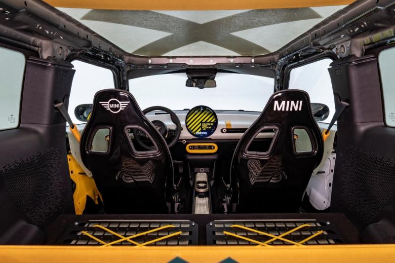 MINI x Deus Ex Machina présentée lors du roadshow à Plaisir