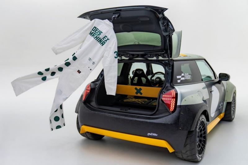 MINI Deus Ex Machina exposée chez Neubauer MINI à Plaisir