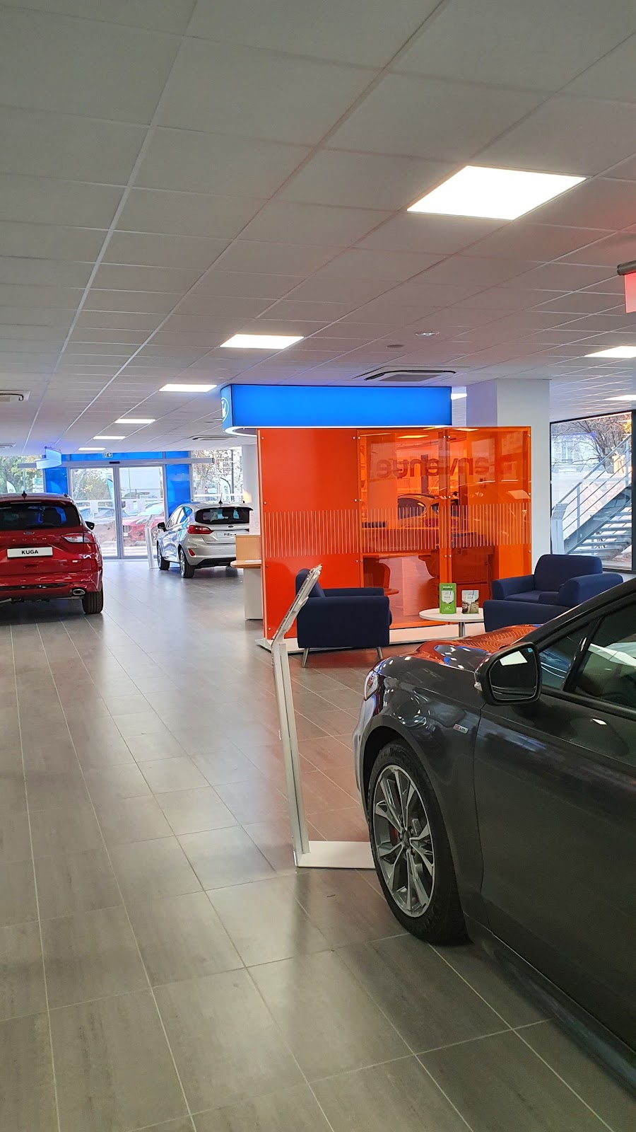 Galerie photo de la concession Ford Saint-Denis - Réseau Neubauer