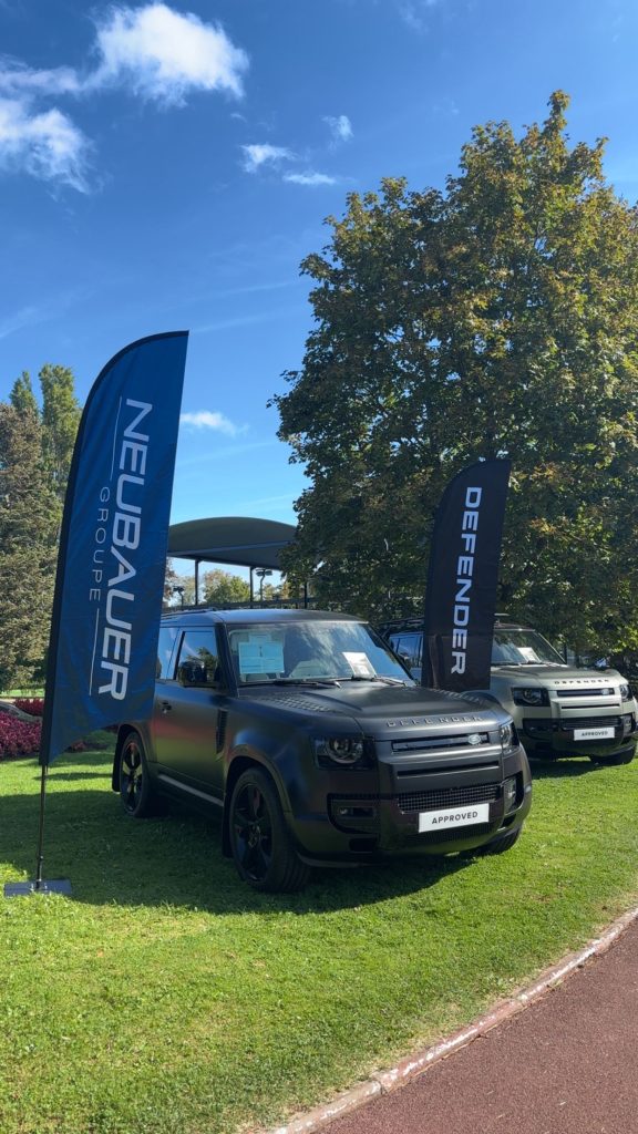 Range Rover Defender exposé au Club Les Pyramides