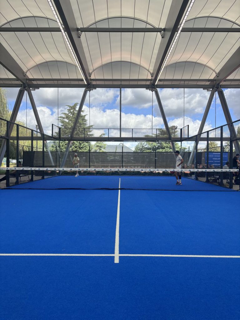 Joueurs réunis lors du tournoi de padel aux Pyramides