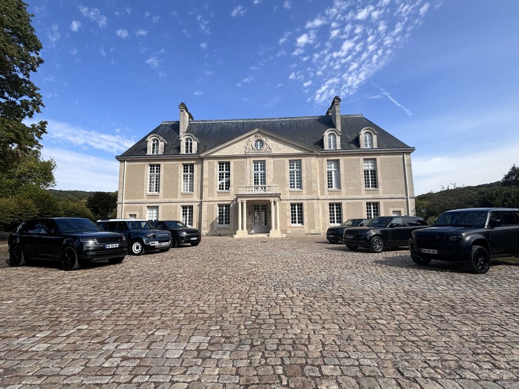 Land Rover Paris lors d’un événement automobile du Groupe NEUBAUER