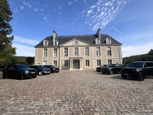Land Rover Paris lors d’un événement automobile du Groupe NEUBAUER