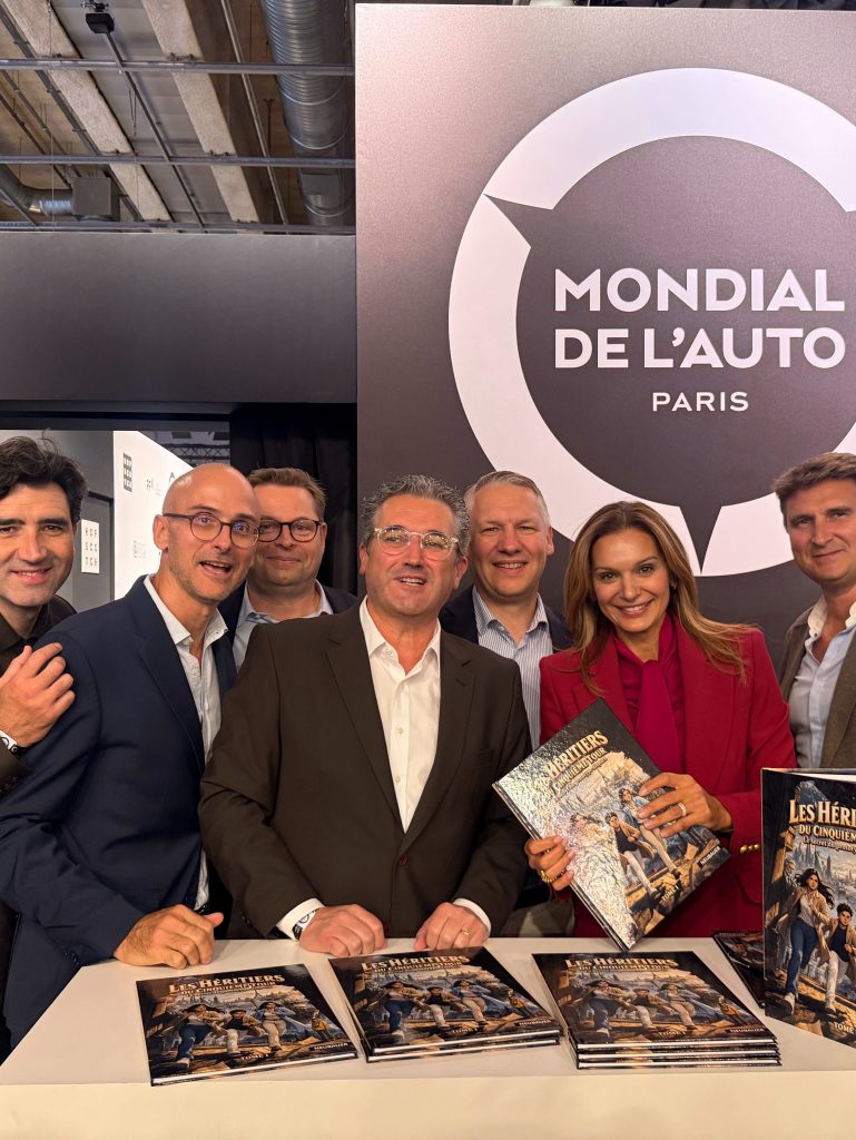 Leila Neubauer dédicace sa bande dessinée au Mondial de l’Auto Paris