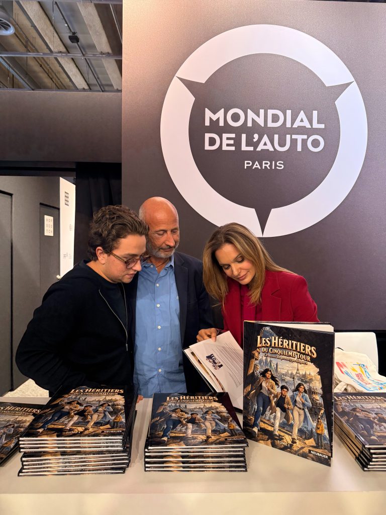 Leila Neubauer prend le temps de dédicacer un album et d’échanger avec un lecteur venu la rencontrer au Mondial de l’Auto.
