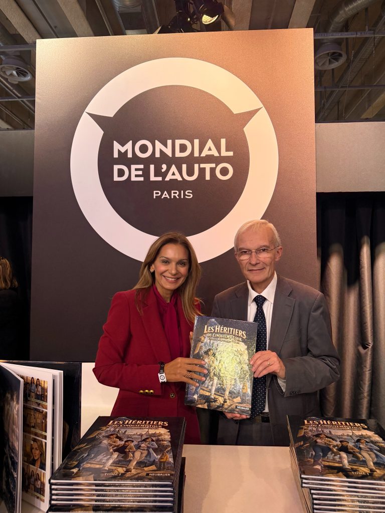 Leila Neubauer dédicace Les Héritiers du Cinquième Tour au Mondial de l’Auto