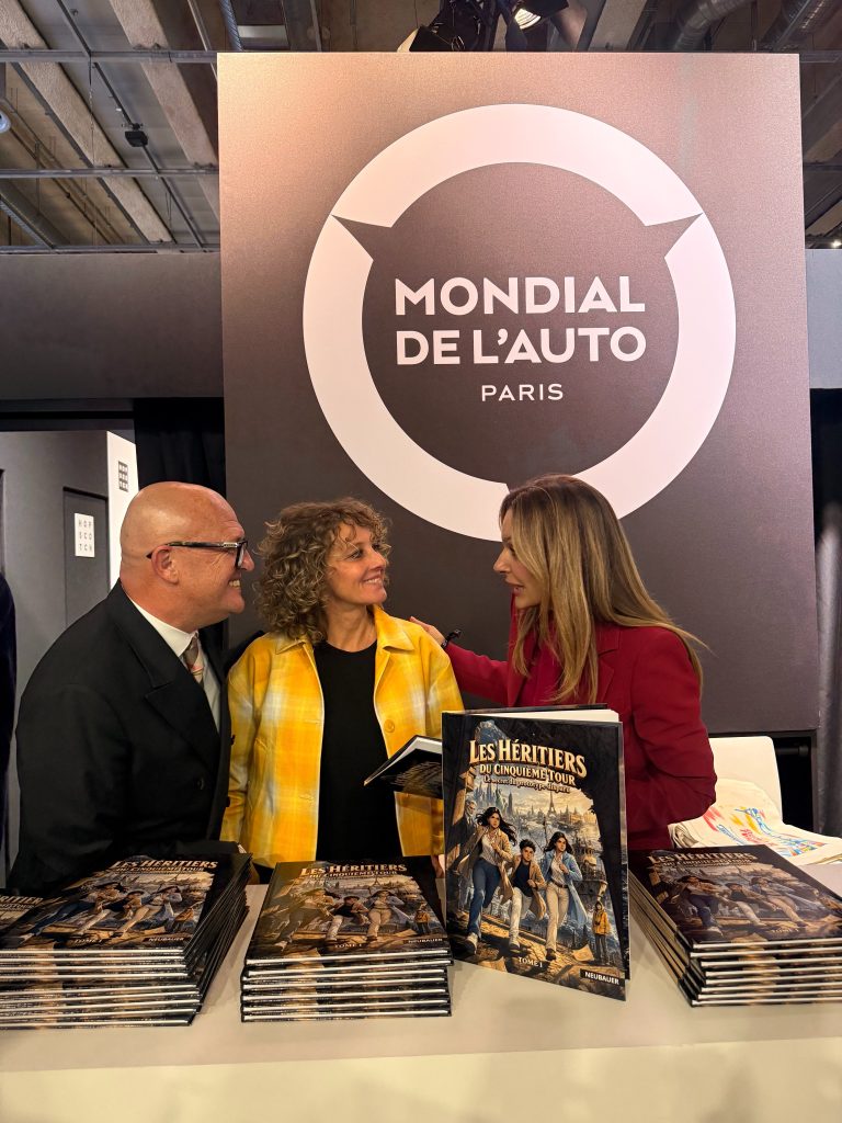 Leila Neubauer échange avec les visiteurs du Mondial de l’Auto