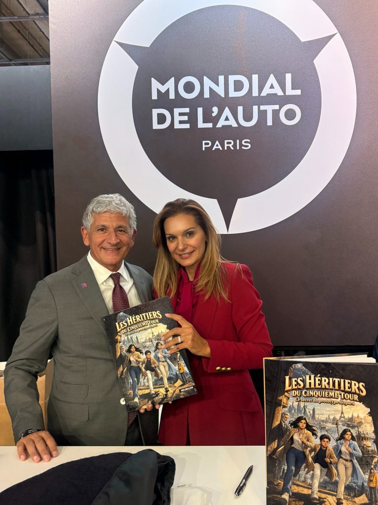 Leila Neubauer signe un exemplaire de sa bande dessinée