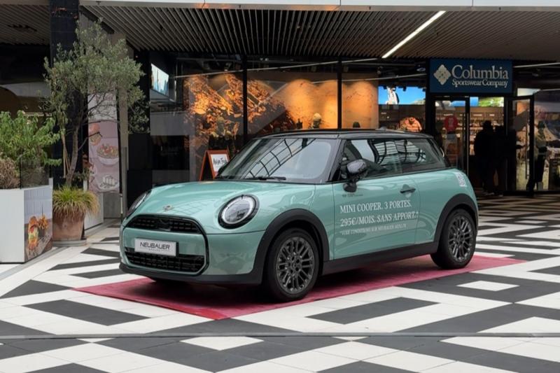 MINI Cooper exposée par NEUBAUER à One Nation Paris Outlet