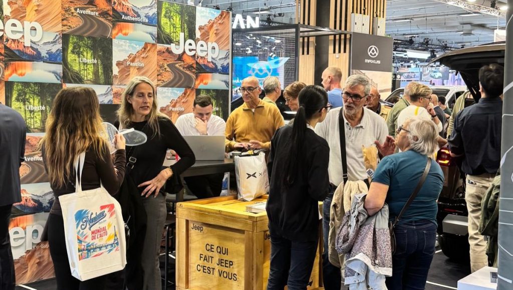 Les équipes Jeep réunies sur le stand au Mondial de l’Auto